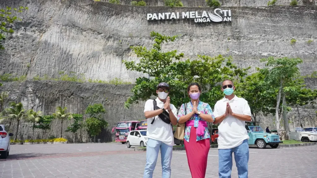 perbedaan open trip dan private trip